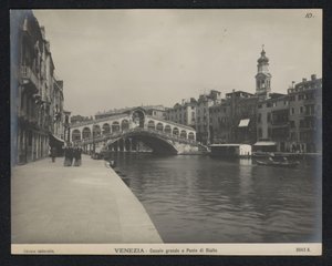 Gezicht op de Rialtobrug te Venetië door Neue Photographische Gesellschaft