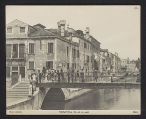 Gezicht op de Rio dei Tre Ponti te Venetië
