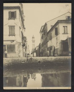 Gezicht op een kade te Chioggia door Neue Photographische Gesellschaft