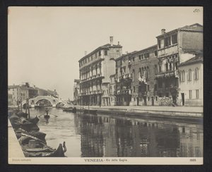 Gezicht op een kanaal te Venetië door Neue Photographische Gesellschaft