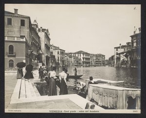 Gezicht op het Canal Grande te Venetië door Neue Photographische Gesellschaft