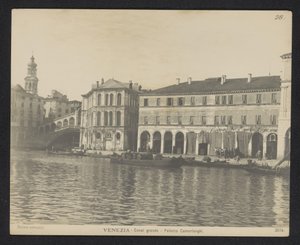 Gezicht op het Palazzo dei Camerlenghi te Venetië