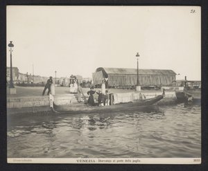 Gondel langs een aanlegsteiger bij de Ponte della Paglia te Venetië door Neue Photographische Gesellschaft