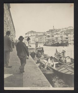 Gondels langs het Canal Grande te Venetië door Neue Photographische Gesellschaft