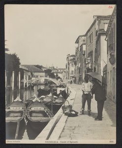 Gondels op het Canale di Ognissanti te Venetië door Neue Photographische Gesellschaft
