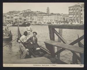 Jongeman op een gondel te Venetië door Neue Photographische Gesellschaft