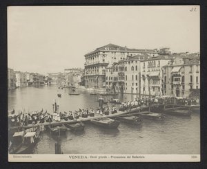 Processie over een pontonbrug op het Canal Grande te Venetië tijdens het Festa del Redentore