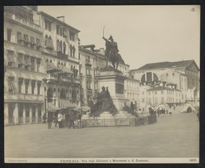 Riva degli Schiavoni te Venetië, met een ruiterstandbeeld van Victor Emanuel II van Italië door Neue Photographische Gesellschaft
