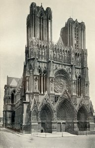 Een groot gotisch gebouw: De kathedraal van Reims, gebouwd in de 13e en 14e eeuw, ca. 1930 door Neurdein