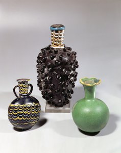 Egyptische vazen: tros druiven, granaatappel en golfmotief (glas)
