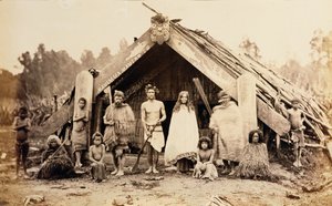 Maori-familie, Nieuw-Zeeland, ca. 1880s (albumineprint) door New Zealander Photographer
