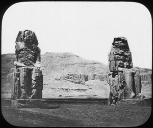 Kolossen van Memnon, Luxor Thebe, Egypte, c1890 door Newton and Co