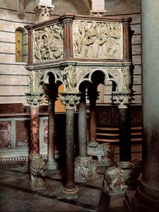Marmeren preekstoel van een kerk, in de Doopkapel van Pisa
