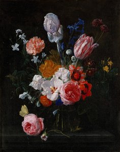 Een boeket bloemen in een kristallen vaas
