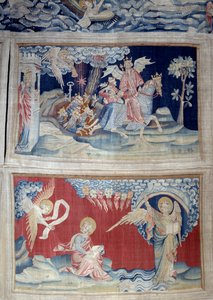 Wandkleed van de Openbaring (1373-1383), nr. 24: de vijfde bazuin: een sleutel bevrijdt de sprinkhanen. Hieronder, nr. 27, de Engel in het boek verschijnt aan Sint Jan die de goddelijke boodschap opschrijft op het geluid van de zeven donderslagen. Wandtapi door Nicolas Bataille