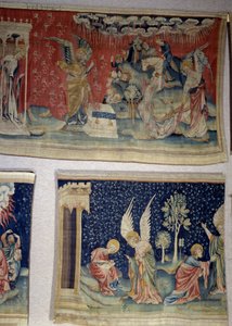 Hanging of Revelation (1373-1383), nr. 61: de vijfde engel goot zijn fles op de troon van het Beest, de zesde leegde op de Eufraat. Hieronder, nr. 70, de dienstgenoot dicteert aan Sint Jan en adviseert hem God te aanbidden en niet hem. Wandtapijt door Nico