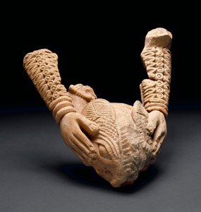 Armen die een dierenhoofd vasthouden, Owo (terracotta)