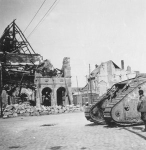 Britse tank voor verwoeste gebouwen, Peronne, Frankrijk, Eerste Wereldoorlog, ca. 1916-1918