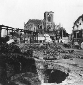 Beschadigde buitenkant van de Kerk van St Vaast, Armentières, Frankrijk, Eerste Wereldoorlog, c1914-c1918