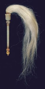 Een Mughal gesneden jade vliegenmepper (jade, rode steen goud & paardenhaar), ca. 1775-79 door North Indian School