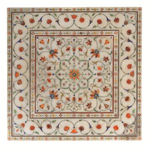 Een Mughal pietra dura ingelegde marmeren voetsteun, ca. 1700