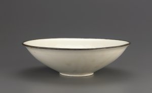 Ding-waar kom met ingesneden lotusdecoratie, Hebei provincie, 11e-begin 12e eeuw