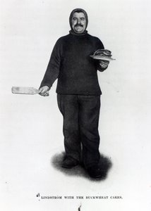 Lindstrom met de boekweitpannenkoeken, uit De Zuidpool door Roald E. Amundsen, c.1910-12 door Norwegian Photographer