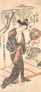 Vrouw in losgeknoopte kimono komt uit het bad