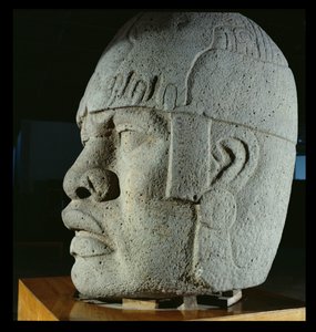 Kolossaal Hoofd 4 van San Lorenzo, Veracruz, Mexico, preklassiek (basalt) door Olmec
