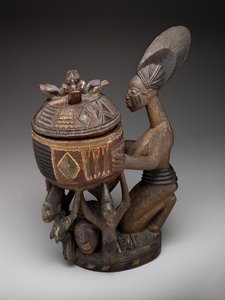 Knielende vrouwelijke figuur met kom (olumeye), ca. 1910 tot ca. 1938