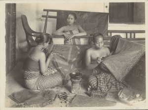 Drie batikkende Indische vrouwen door Onnes Kurkdjian