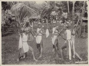 Indische jongens in kostuums dansen met krissen in de hand door Onnes Kurkdjian