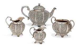 Repousse vierdelige theeset, eind 19e eeuw door Oomersi Mawji