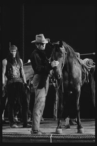 Gregory Peck met paard op de set van 