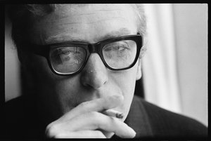 Michael Caine rookt door Orlando Suero