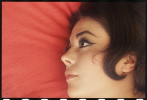 Natalie Wood thuis met hoofd op kussen
