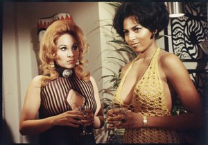 Pam Grier als achtergrond extra op de set van 