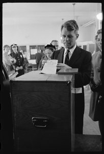 Robert F. Kennedy stemt voor zijn broer