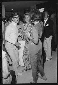 Roddy McDowall, Lauren Bacall en Shirley MacLaine op een huisfeest in Malibu