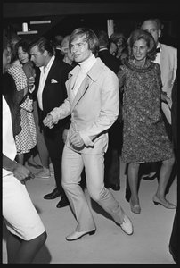 Rudolf Nureyev op een huisfeest in Malibu