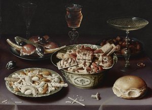 Stilleven met snoepjes, kastanjes en een broodje