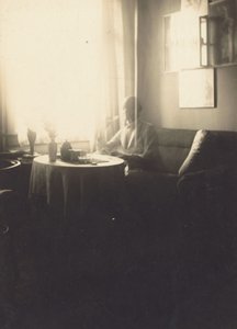 [Oskar Schlemmer zittend aan tafel met koffie service in de Prellestrasse]. door Oskar Schlemmer