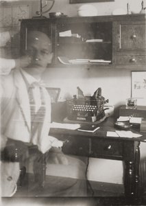 [Zelfportret aan de schrijfmachine, atelier Prellerstrasse] door Oskar Schlemmer