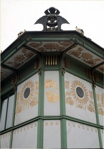 Art Nouveau: uitzicht op het paviljoen van het Karlsplatz metrostation (nu café) gemaakt door architect Otto Wagner (1841-1918) (Weense Secession) 1894-1899 Wenen, Oostenrijk door Otto Wagner