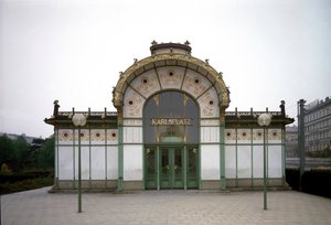 Art Nouveau: zicht op het paviljoen van het metrostation Karlsplatz, ontworpen door architect Otto Wagner
