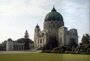 Uitzicht op het familiegraf door de architect Otto Wagner