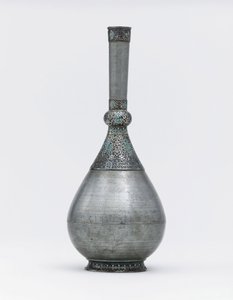 Een Ottomaanse turquoise ingelegde zilveren gemonteerde zinken fles door Ottoman School