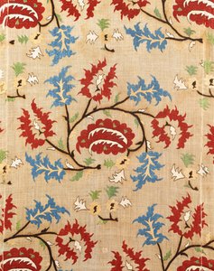 Detail van een linnen hoes, geborduurd met een meander van rode en blauwe bloemen door Ottoman School