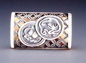 Netsuke met opengewerkt ontwerp door Ozaki Kokusai