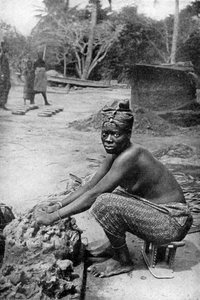 Een pottenbakker uit de Goudkust en haar klei, Ghana, West-Afrika, 1922 door P. A. McCann